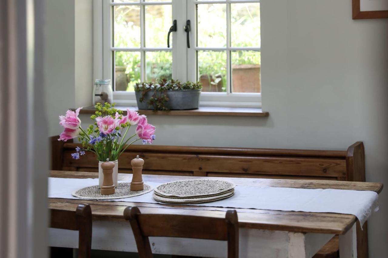 Coombers Mead Cottage Тетбері Екстер'єр фото